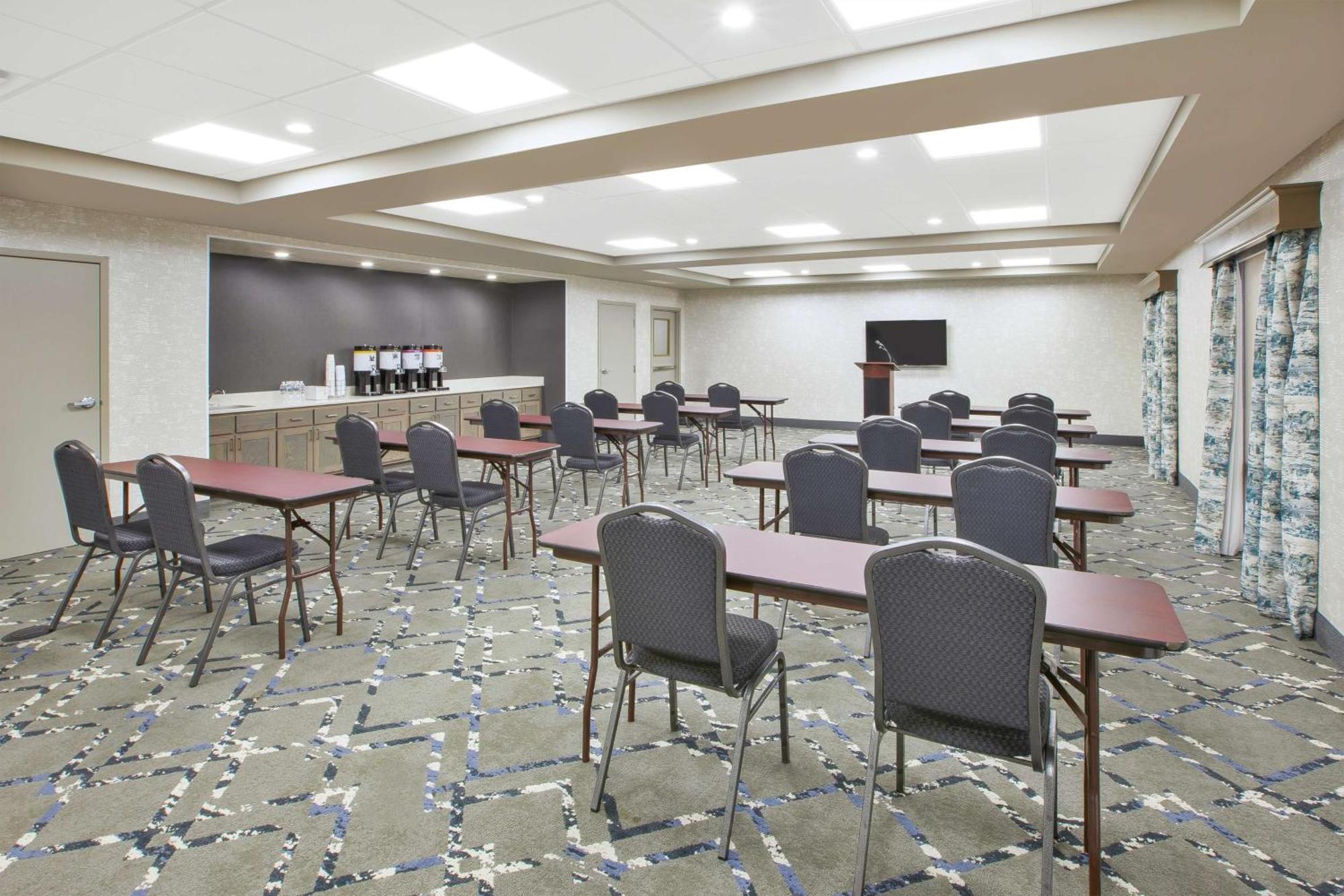 Hampton Inn & Suites Oakwood Village-Cleveland Exterior photo