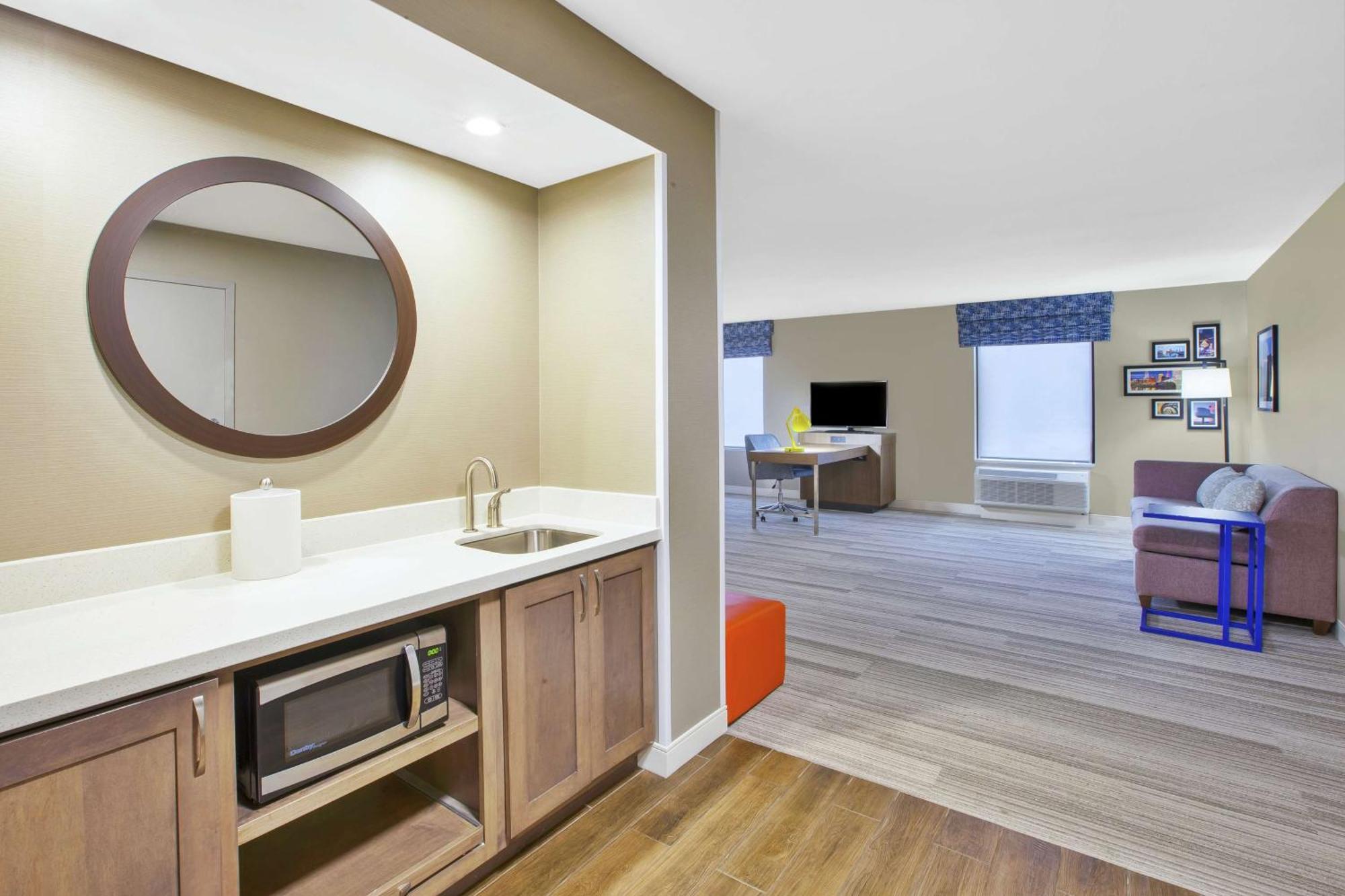 Hampton Inn & Suites Oakwood Village-Cleveland Exterior photo